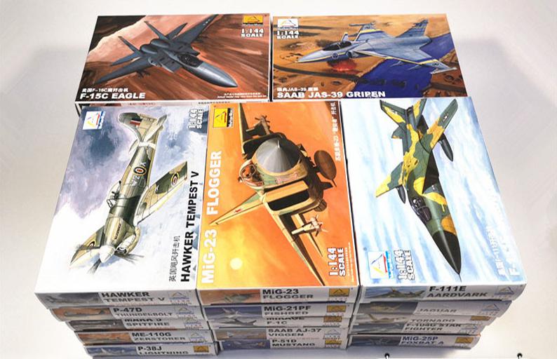Model Kit Motor Nuclear - Набор из 25 пластиковых сборных моделей